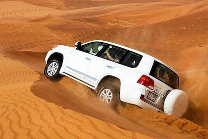 Safari matutino por el desierto de Abu Dabi con paseo en camello y sandboar...