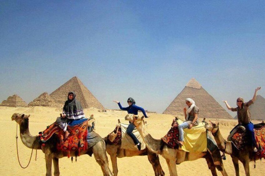 Half-day trip to Giza pyramids 