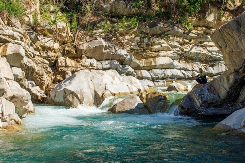 Torrentismo: Climbing up through the river