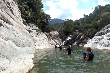 Torrentismo: Climbing up through the river