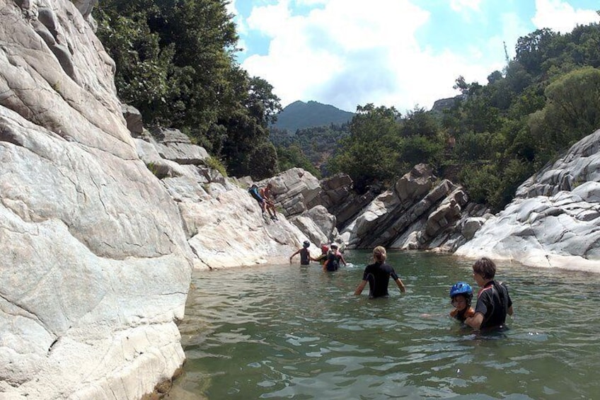 Torrentismo: Climbing up through the river