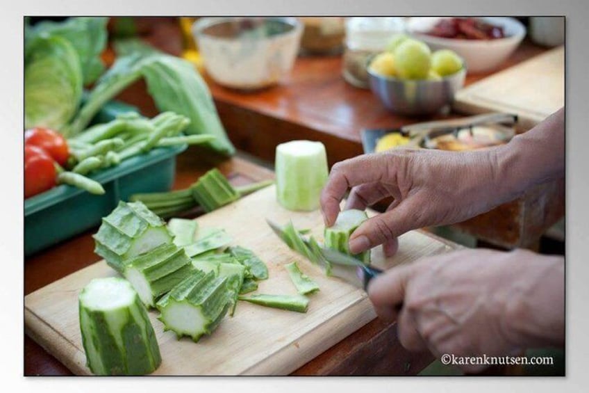 Cutting up Loofah (Watakolu)