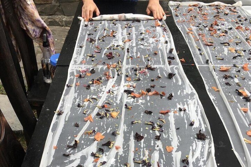 Roll wet silk scarves, with dried flowers and onion skins spreading out on the surface
