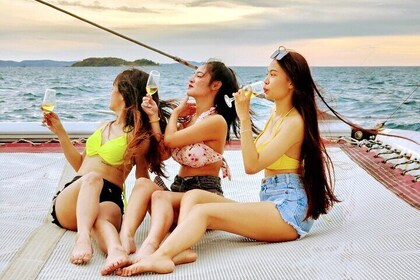 Yacht Party with Entertainment at Pattaya