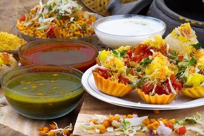 Delhi: Street Food Crawl (2 Hours Guided Food Tasting Tour)