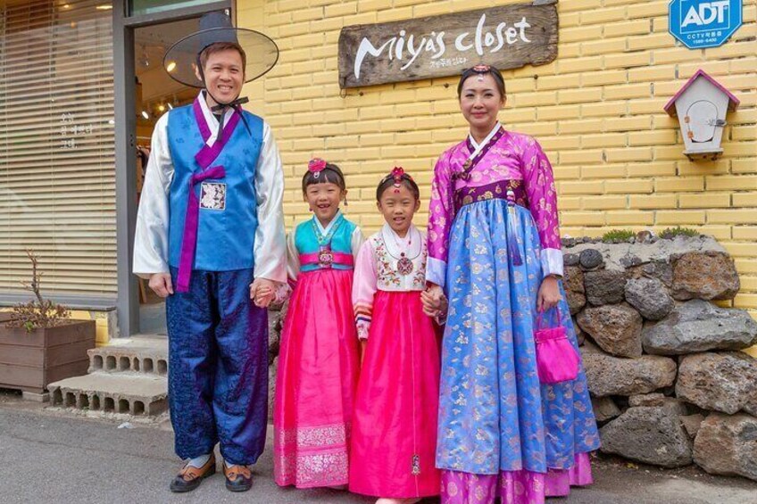 Hanbok Private guide tour & photo session in beautiful Yongduam rock