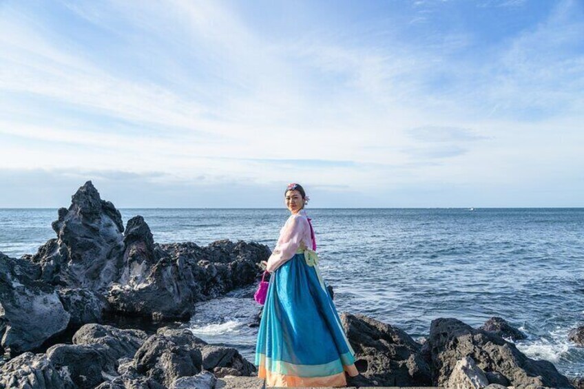 Hanbok Private guide tour & photo session in beautiful Yongduam rock