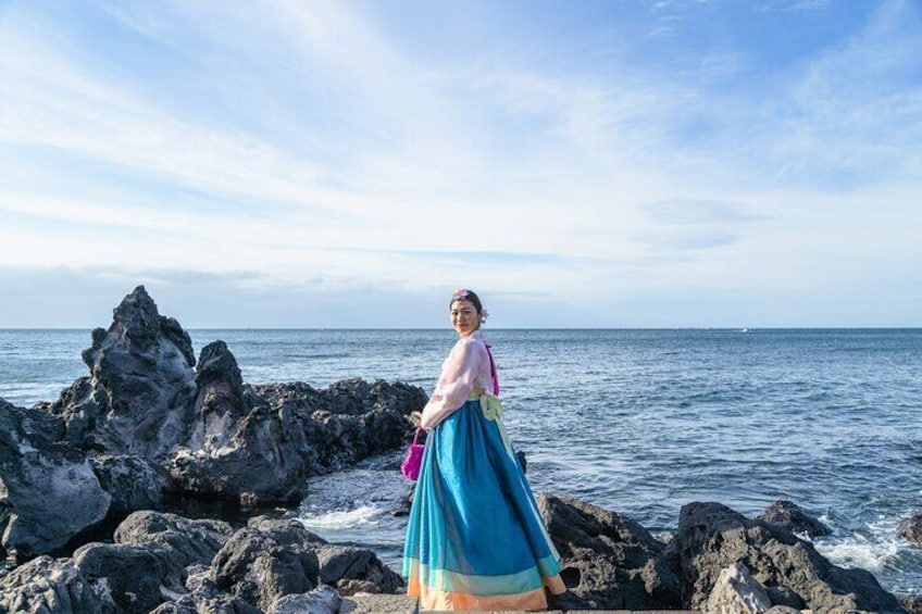 Hanbok Private guide tour & photo session in beautiful Yongduam rock