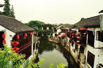 All-inclusive Zhujiajiao Water Village Tour by Public Transportation
