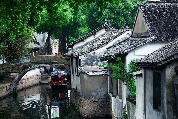 All-inclusive Private Tongli Water Village Day Tour from Shanghai