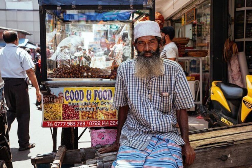 Discover where locals love to eat and taste delicious street food of Sri Lankan cuisine. 