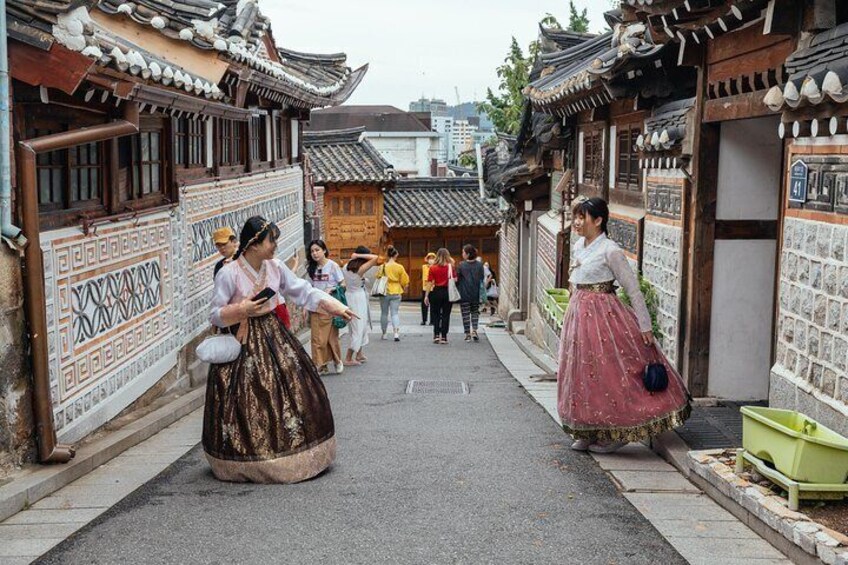 Privately Guided Highlights Tour in Seoul with a Local 1