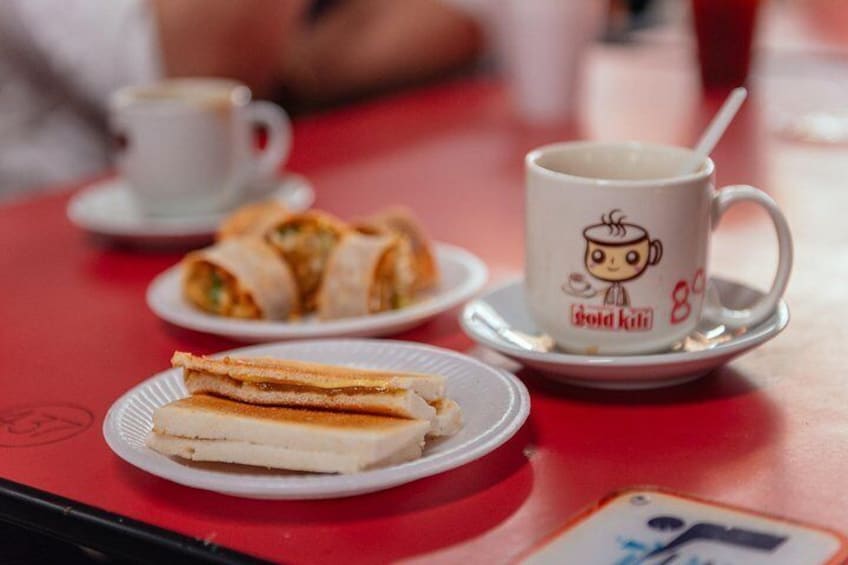 Singapore's Private Hawker Centre Food Tour: Tastings & Secrets