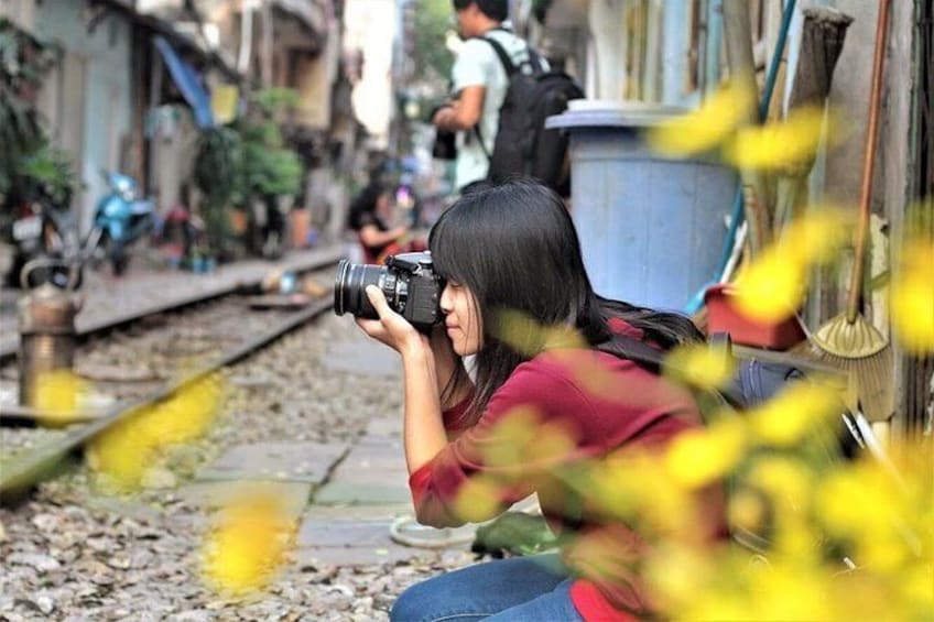 Photo hunting a moment on train street