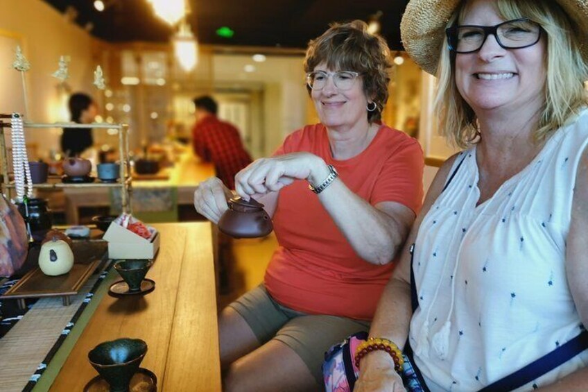 3 hours Morning or Afternoon Tea Tasting on Maliandao Street and Tea Restaurant Lunch or Dinner Tour