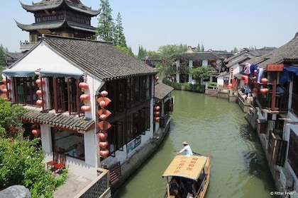 Private Full Day Tour: Zhujiajiao Ancient Water Town with Best of Shanghai
