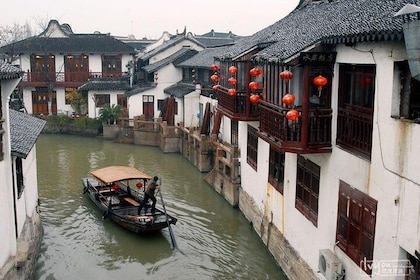 Private Tour:Zhujiajiao Water Town, Shanghai Tower & Maglev Train