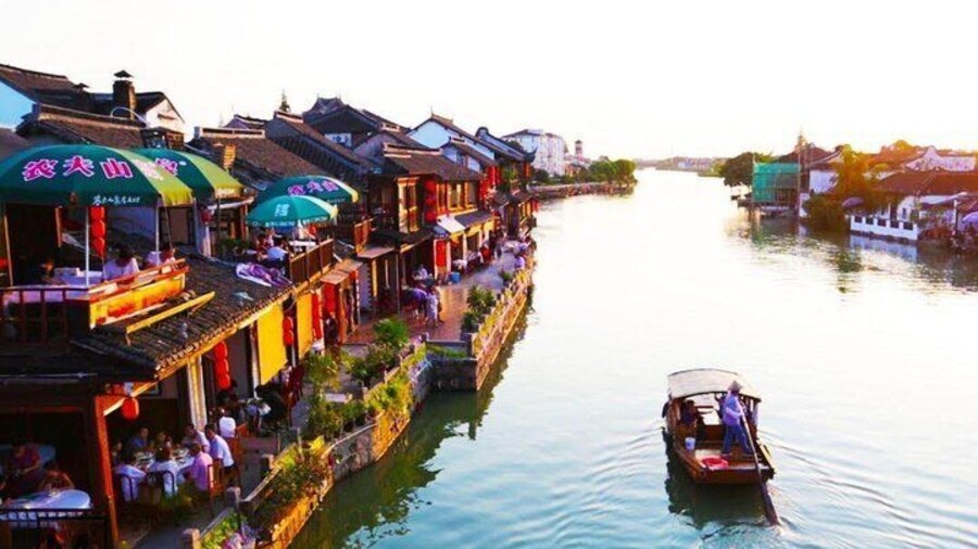 Private Day Tour: Zhujiajiao with Your Choice of Shanghai Sites