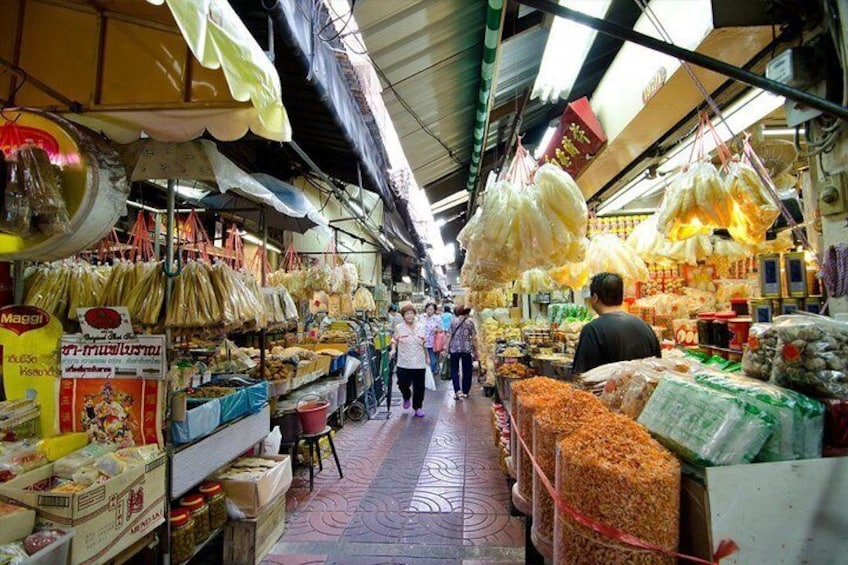 Private Day Tour: Zhujiajiao Water Town with Shanghai Local Shopping Outing