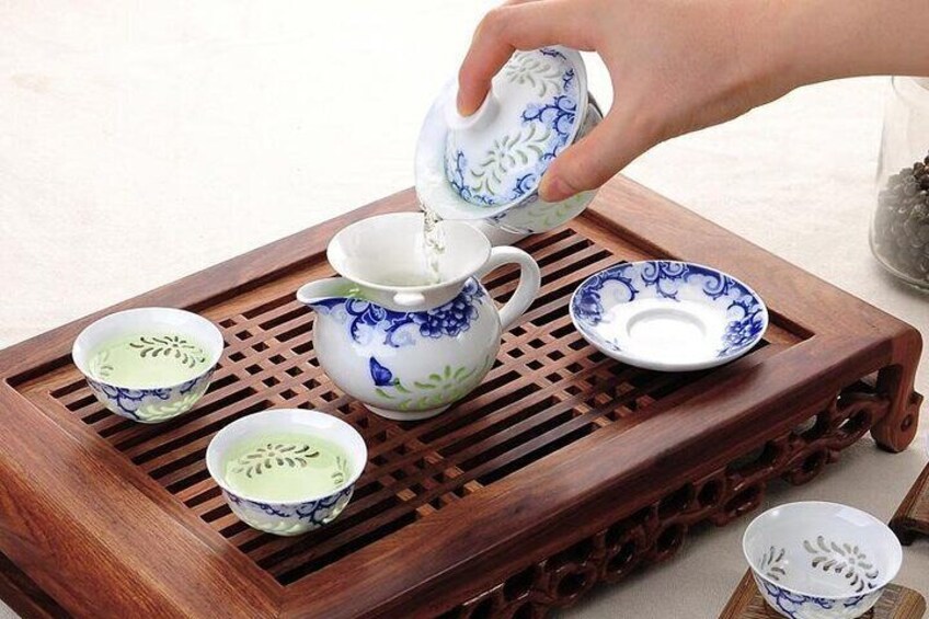 Private Day Tour: Zhujiajiao Water Town with Shanghai Local Shopping Outing
