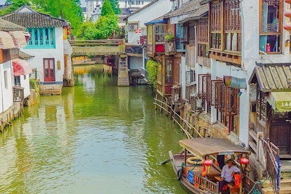 Private Day Tour: Zhujiajiao Water Town with Shanghai Local Shopping Outing