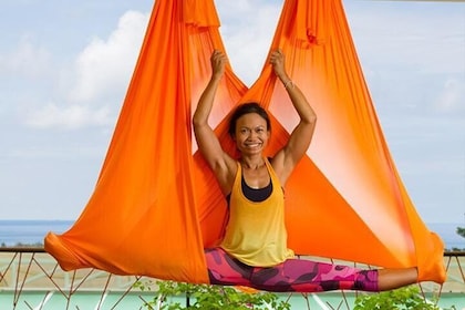 Clase aérea de yoga en Kata, Phuket