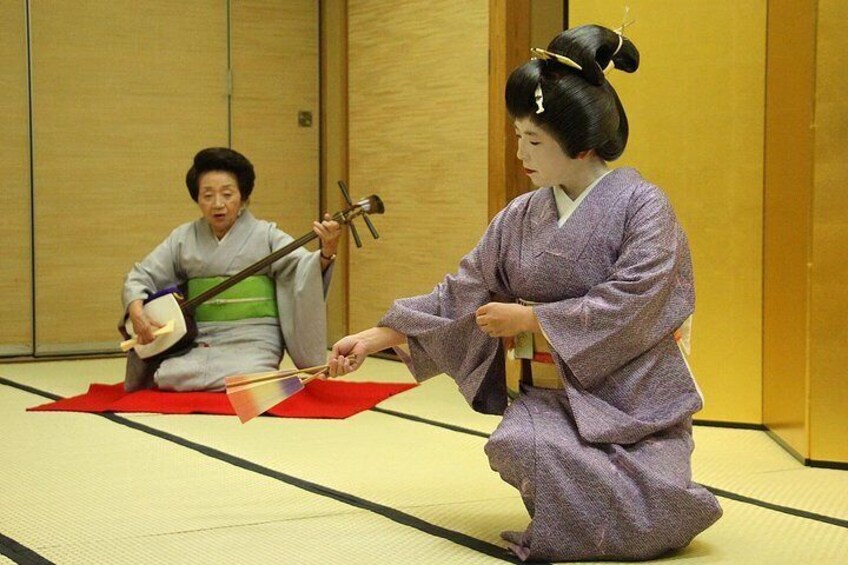 Traditional Geisha Dance and Shamisen Performance