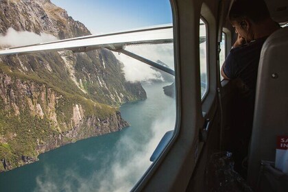 Crucero turístico en Milford Sound con un vuelo panorámico de ida y vuelta ...
