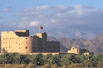 Private Inspiring Interior Tour of Nizwa Souq and Fort, Bahla Fort and Jabr...