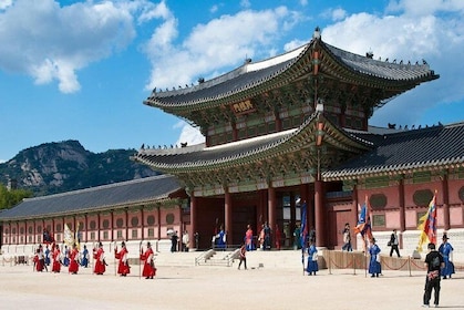 Tour para grupos pequeños por el Palacio Real y la ciudad de Seúl con almue...