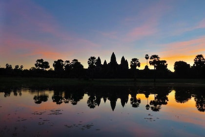 Visite en petit groupe d'Angkor Wat au lever du soleil au départ de Siem Re...