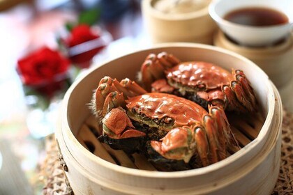Yangcheng Lake Hairy Crab Gourmet Tour with Zhouzhuang or Tongli Visit from...