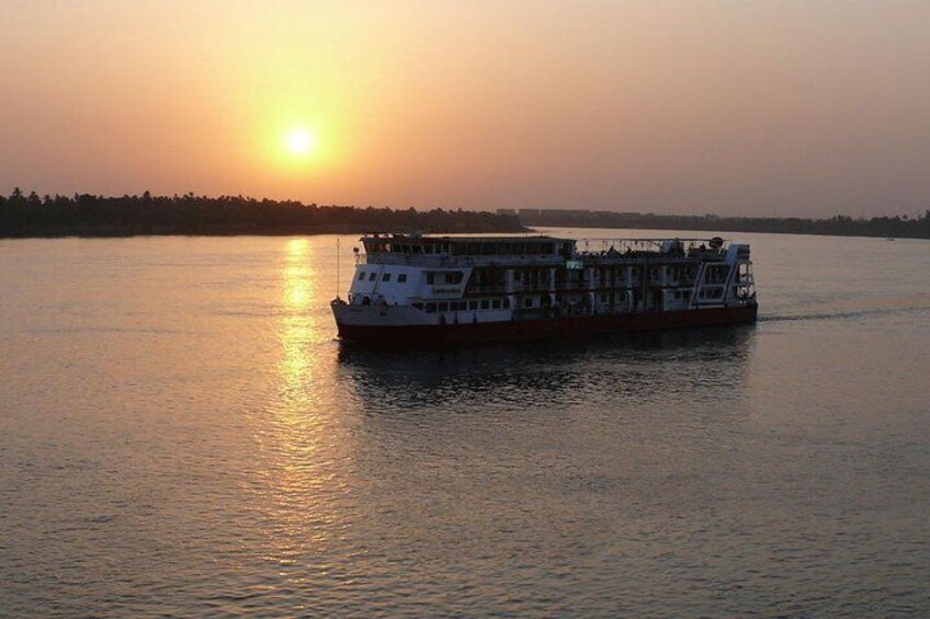 2-Hour Nile River Night Dinner Cruise From Cairo