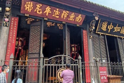 All-inclusive Private Day Tour of Chengdu Old Streets including City Top At...