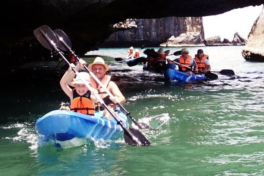 Kayaking through the magical tunnel of the Marine Park 