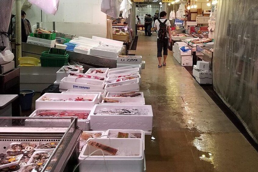 Stroll about the wet market (it's not TOO wet!).