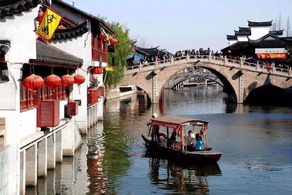 Private Qibao Ancient Town Walking Tour with Tea Tasting and Calligraphy Ex...