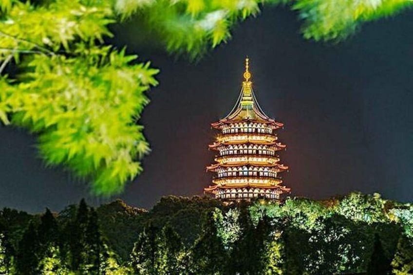 leifeng pagoda at night 