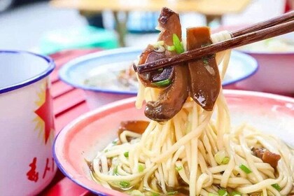 Secret Noodle and Wonton in Shanghai Alleyways with Local Beer