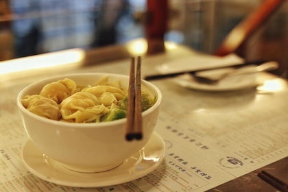 Secret Noodle and Wonton in Shanghai Alleyways with Local Beer
