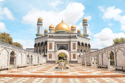 Brunei Full Day City Tour including Tamu Kianggeh, Royal Regalia & Kampung ...