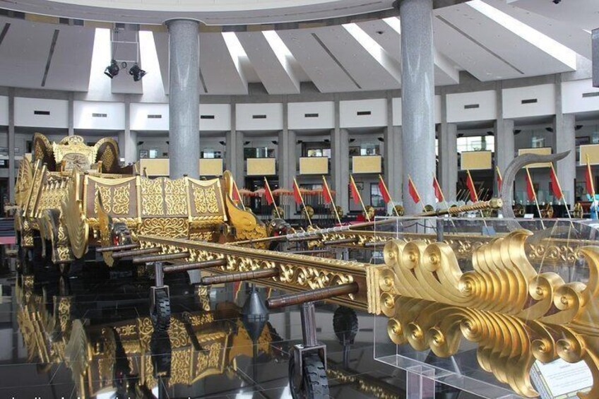Brunei Full Day City Tour including Tamu Kianggeh, Royal Regalia & Kampung Ayer