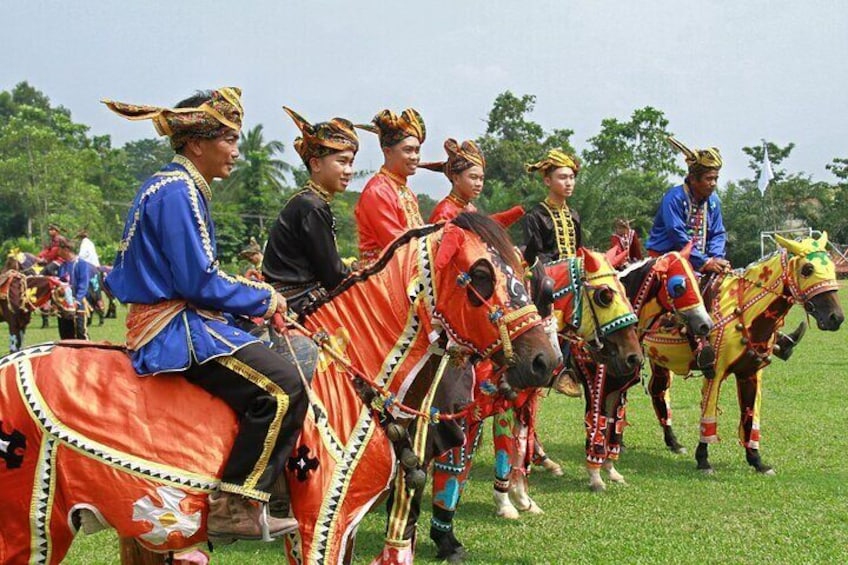 Observe the ornate outfits of the Bajau horsemen, which pop with bright shades of various colors, and peruse a vast array of stalls selling artisanal products.