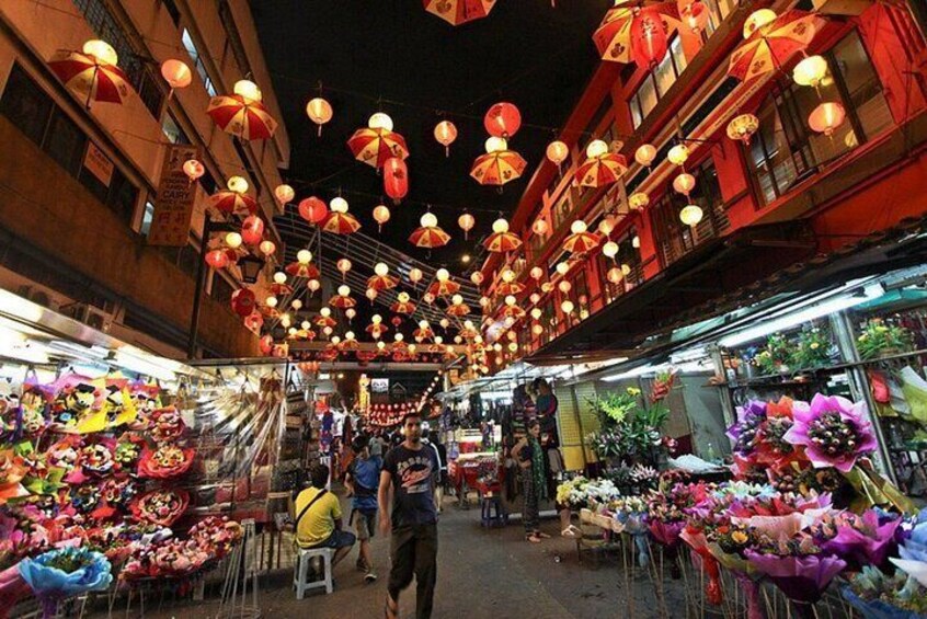 Immerses them in the vibrant atmosphere of Kuala Lumpur's Chinatown