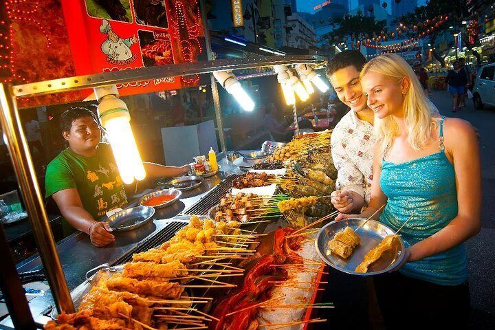 private-tour-lepak-lepak-at-local-night-market-mamak-stall