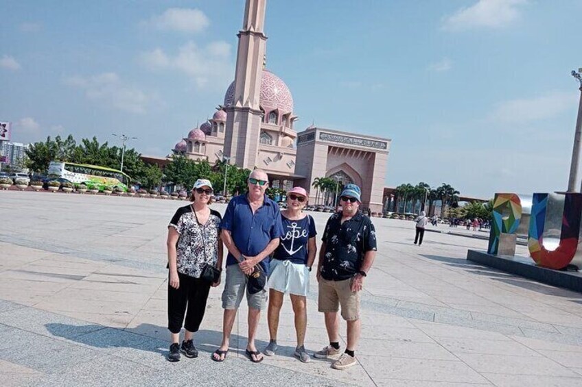 Putrajaya City Tour from Kuala Lumpur with Sight Seeing Cruise