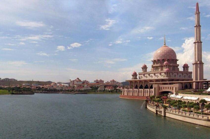 Putrajaya City Tour from Kuala Lumpur with Traditional Boat Ride