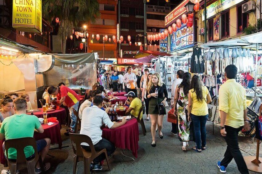 Experiencing the diverse range of hawker stalls & cuisines