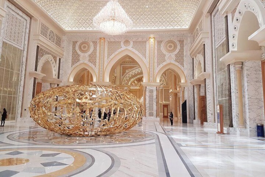 Calligraphy-golden-installation-at-the-hall-of-Presidential-Palace2