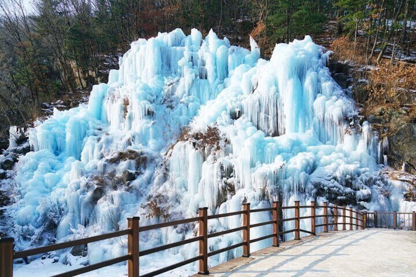 Vivaldi Park Ski Resort with Eobi Ice Valley Day Tour from Seoul